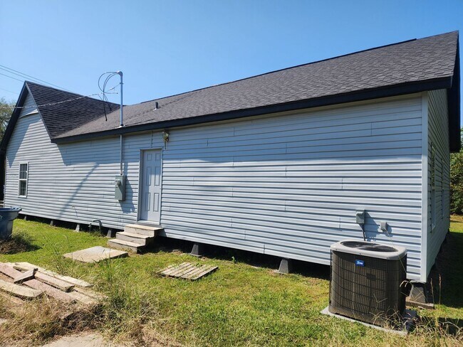 Building Photo - Spacious 3/2 home in Jennings!