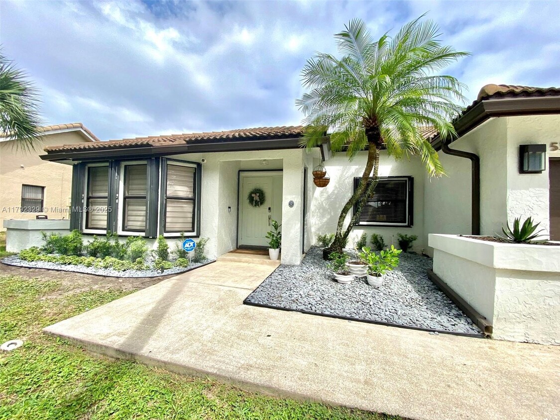 Foto principal - 5379 NW 60th Dr