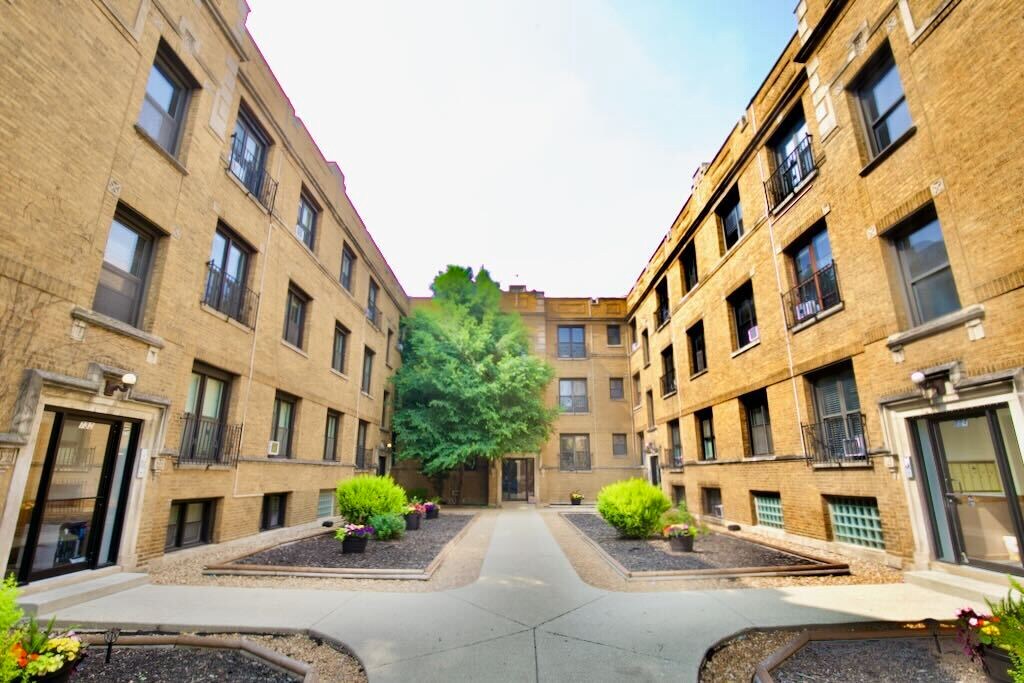 Primary Photo - 728 W Roscoe St