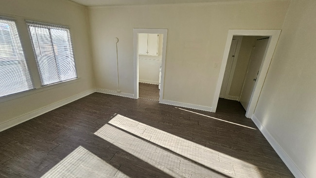 Building Photo - 815 S Lake St