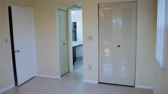 Foto del edificio - 2861 N Oakland Forest Dr