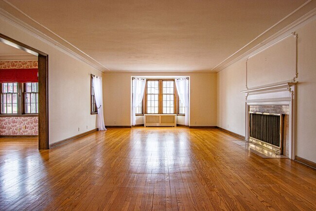 Foto del edificio - Gorgeous 5 Bedroom / 4.5 Bath Home located right off Happy Hollow Blvd!