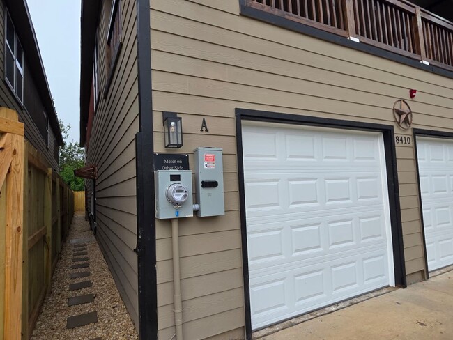Building Photo - Stunning Duplex with Garage & Modern Finishes