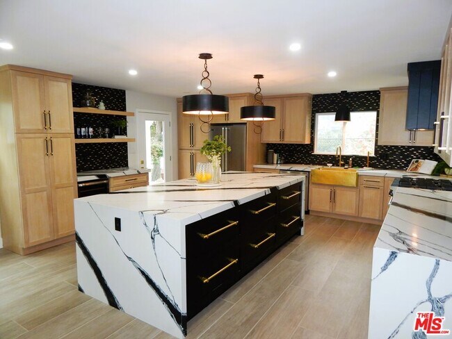Foto del edificio - 1811 Blue Heights Dr
