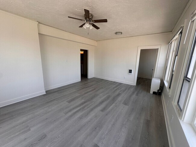 Building Photo - Bright & Spacious 1 Bed / 1 Bath in the He...