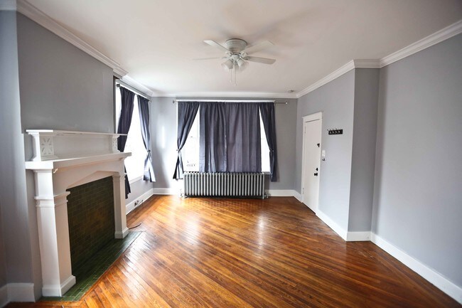 Living room - 10 E James St