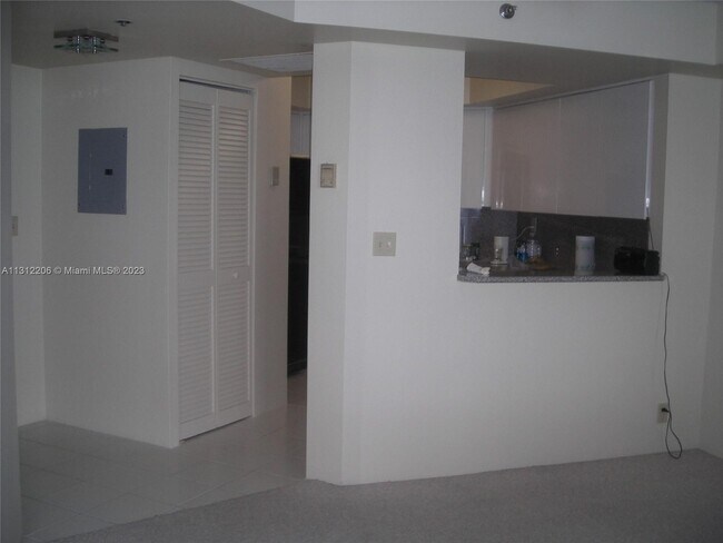 Foto del edificio - 6767 Collins Ave