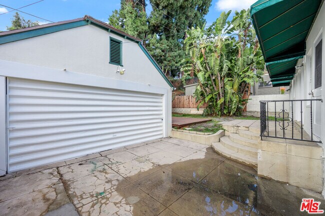 Building Photo - 8085 Selma Ave