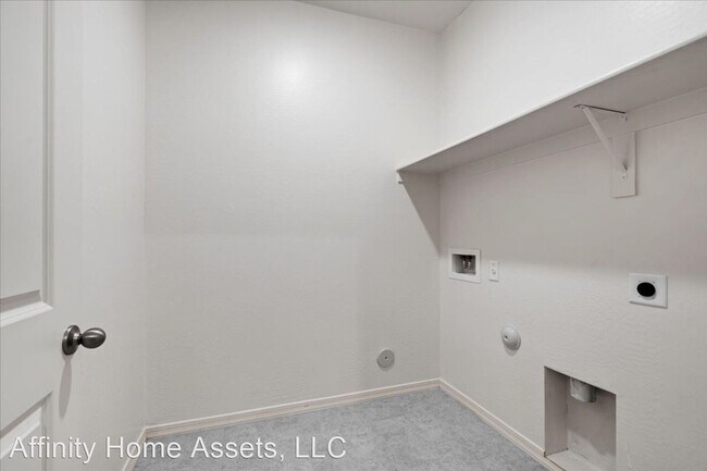 Building Photo - 4 br, 3 bath House - 8132 S 64th Drive