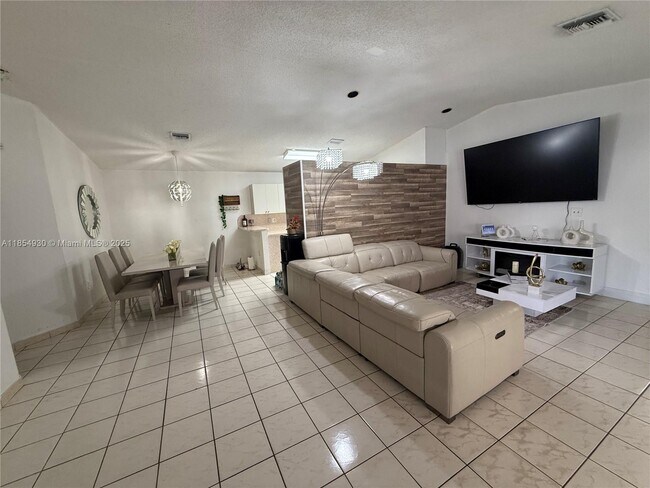 Foto del edificio - 18800 NW 84th Ave