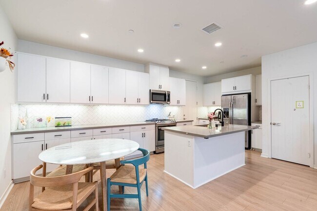 Building Photo - 62 Savannah