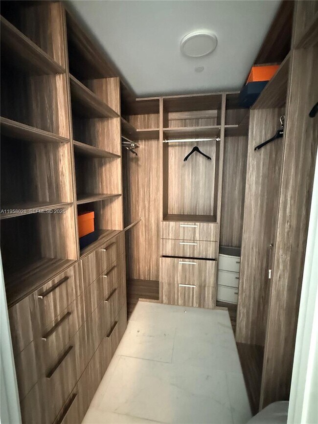 Foto del edificio - 15701 Collins Ave