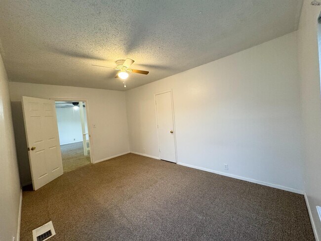 Building Photo - 615 Sunset Dr