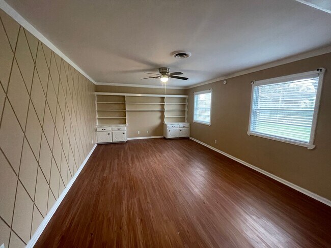 Foto del edificio - Large 3-2-2 move in Ready