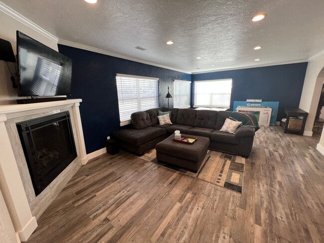 Building Photo - Beautiful newly remodeled home