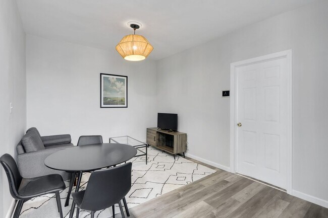 Building Photo - ROOM ONLY in 2-bed/1.0-bath Home