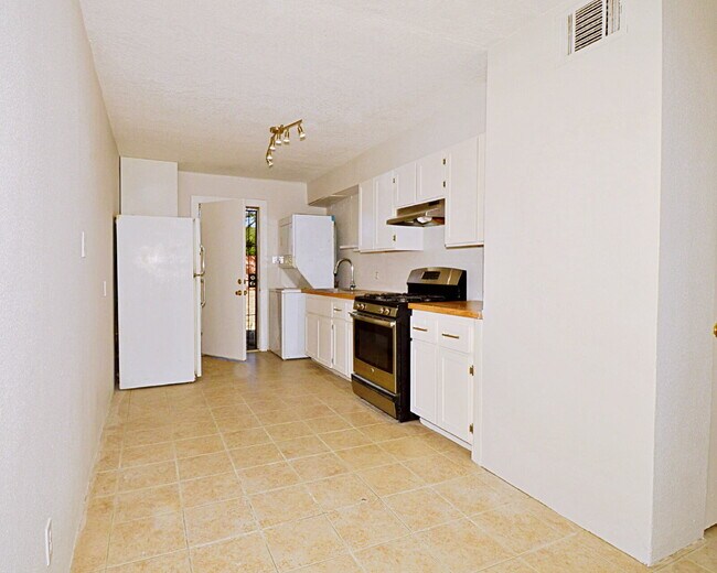 Building Photo - Cozy Indio 2 Bedroom