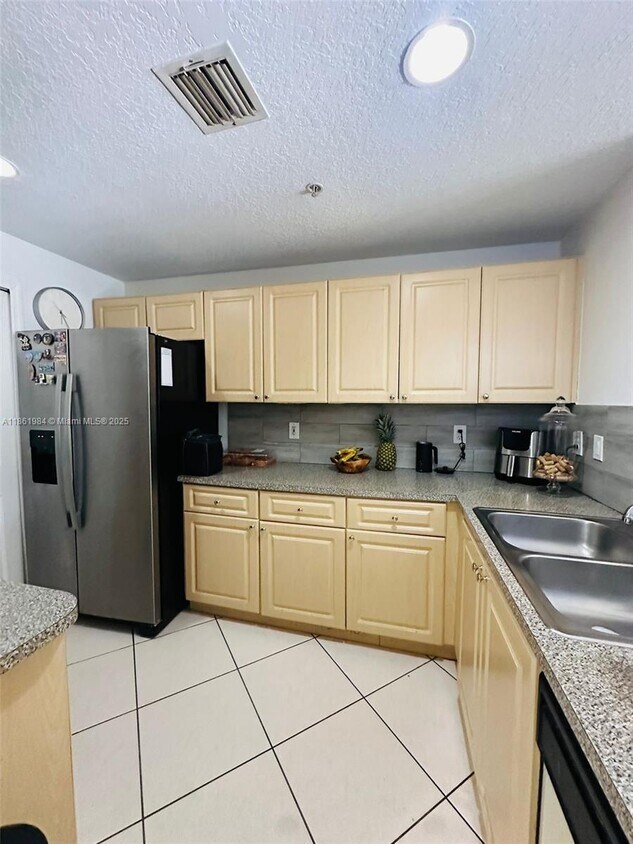 Foto principal - 6400 NW 114th Ave