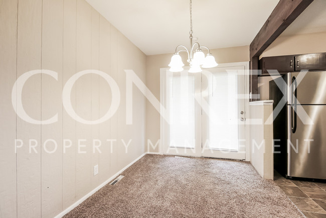 Building Photo - 3 bdrm, 2 bath split level!