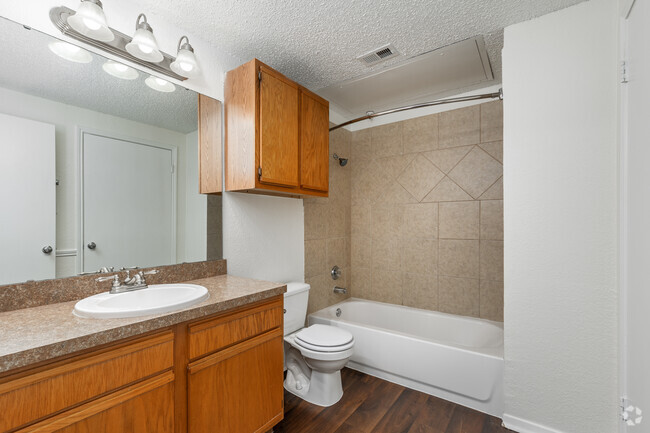 2BR, 2BA - 1,136SF - Bathroom - Creekview