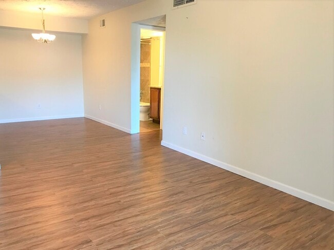 Foto del edificio - 10555 Turtlewood Ct