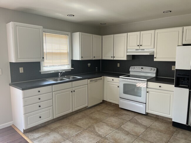 Building Photo - 4169 Kittatinny Dr