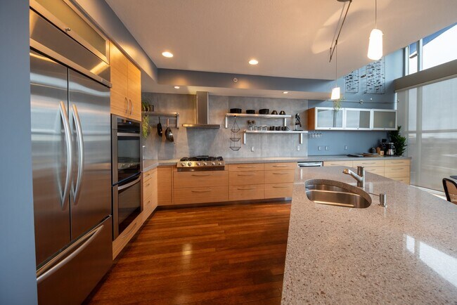 Building Photo - Luxurious multi-level penthouse condo - Flats Westbank