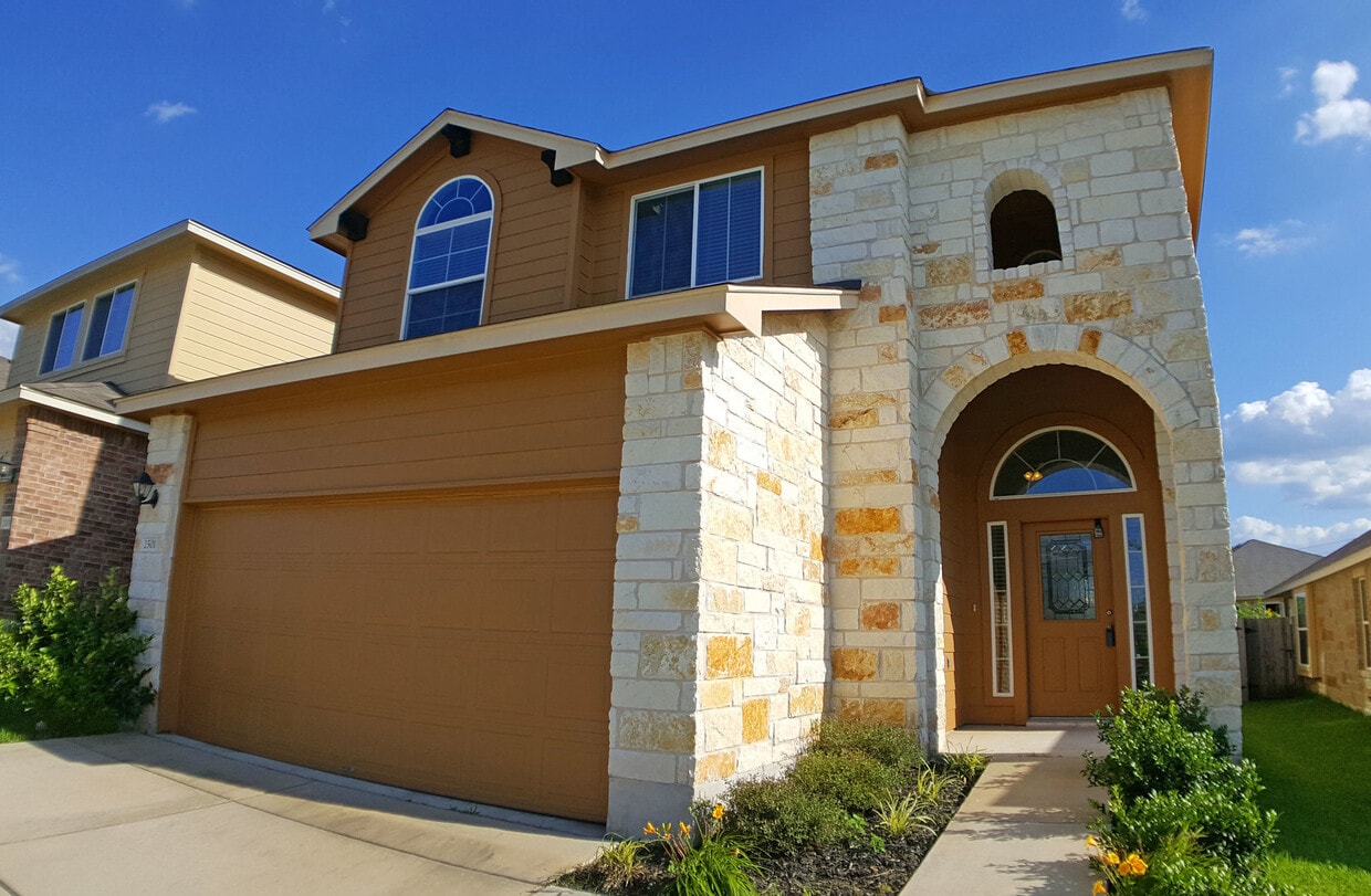Foto principal - Incredible 3 Bed/2.5 Bath 2-Story home in ...