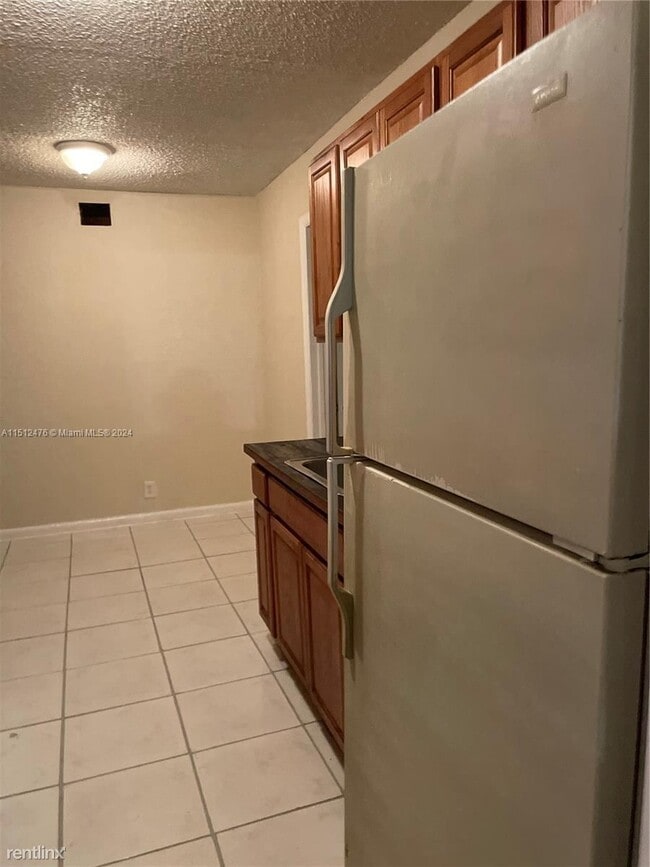 Building Photo - 4 br, 2 bath House - 640 SW 16th Ave # 1-4
