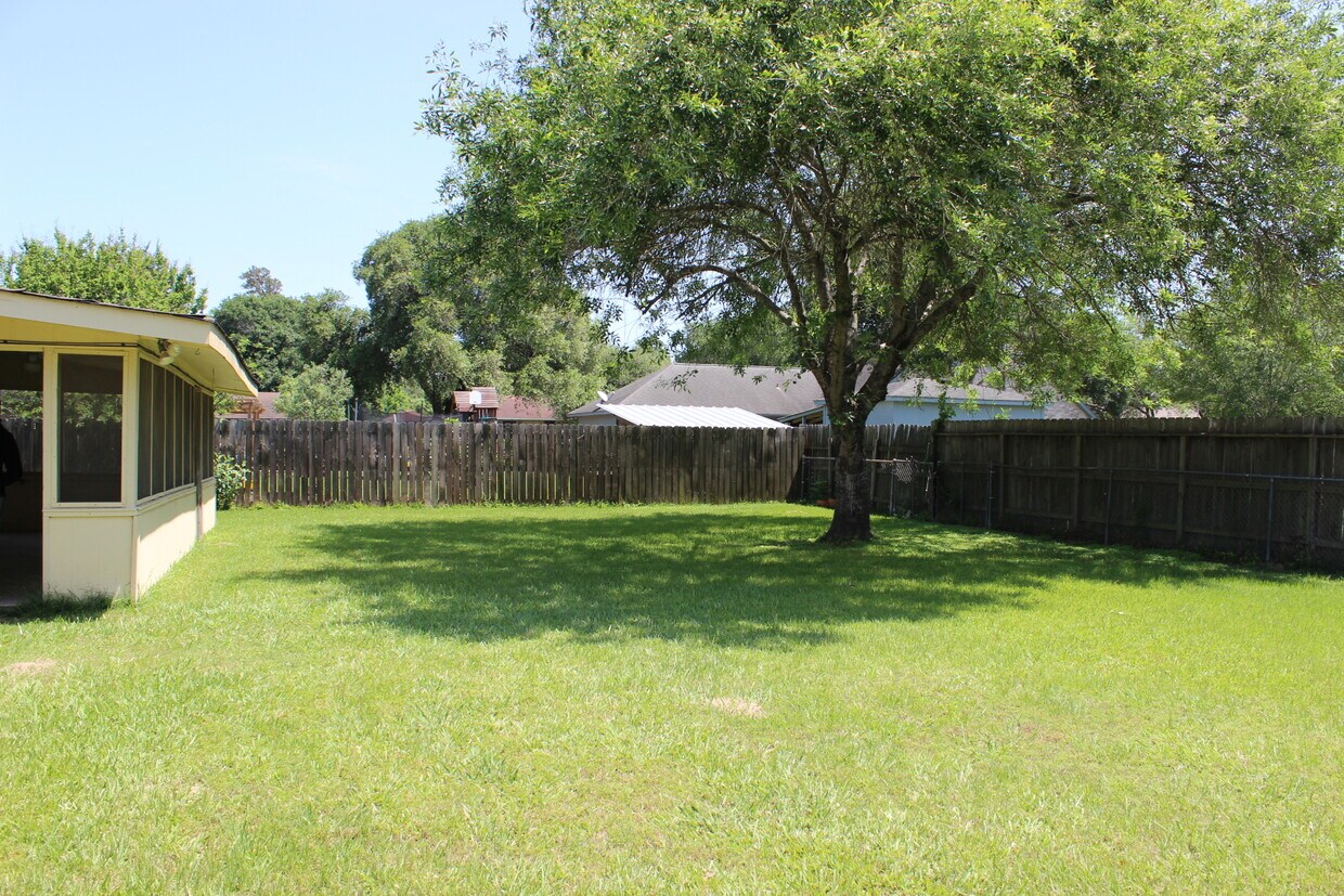 881 High Oaks Dr, Bellville, TX 77418 House for Rent in Bellville, TX
