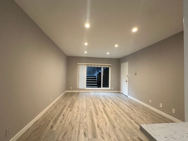 Foto del edificio - 7555 De Longpre Ave