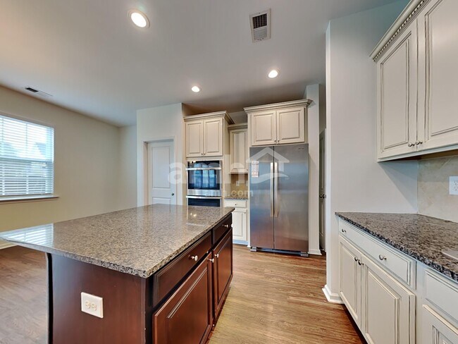 Foto del edificio - 614 Redbud Ln