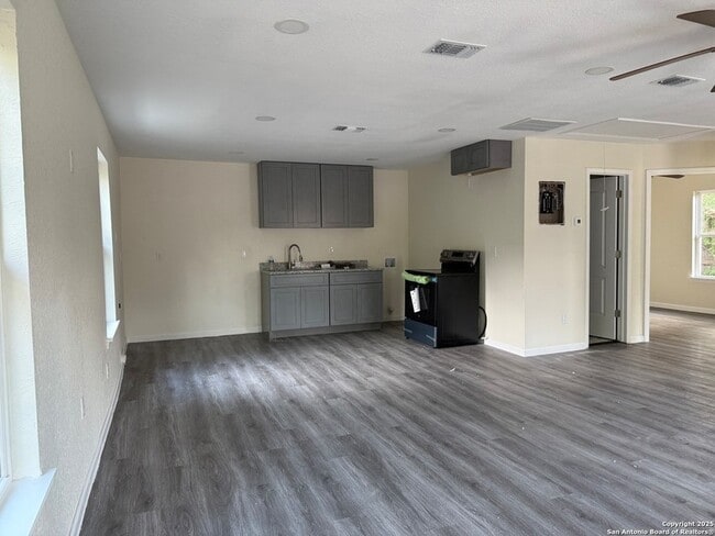 Building Photo - 1927 W Mayfield Blvd