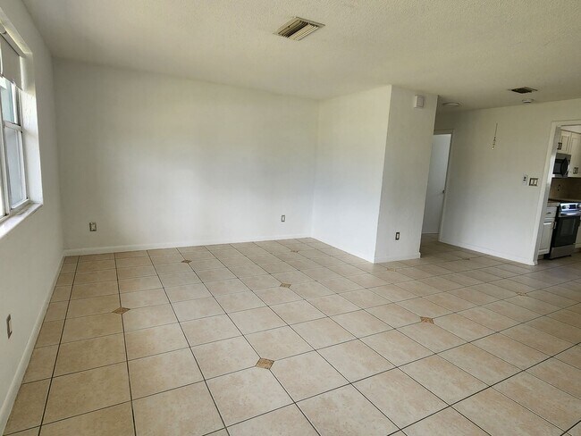 Foto del edificio - 346 Plaza Blvd