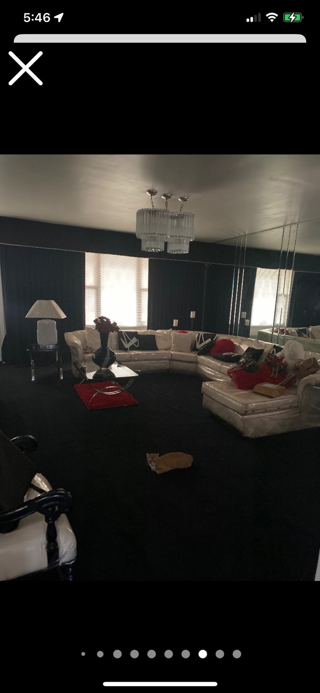 Building Photo - 705 E 93rd St