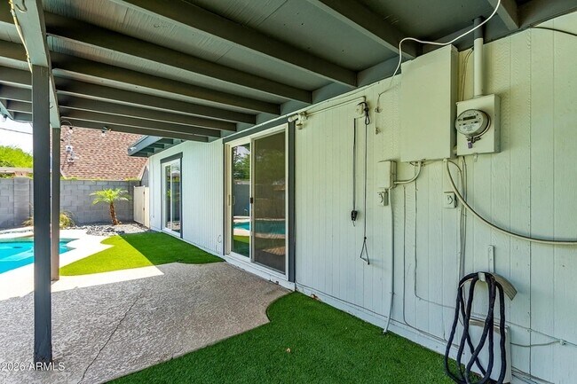 Building Photo - 3710 E Altadena Ave