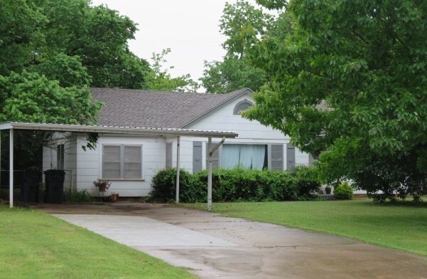 Foto principal - 3 bed, 1 bath home for rent near north May...