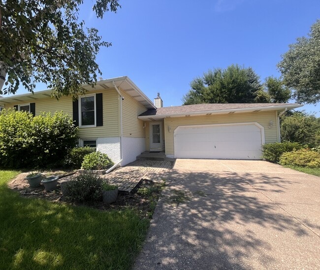 Building Photo - 3840 Wakonda Dr