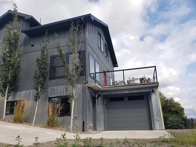 Building Photo - Beautiful 5 Bedroom, 6 Bathroom View Property