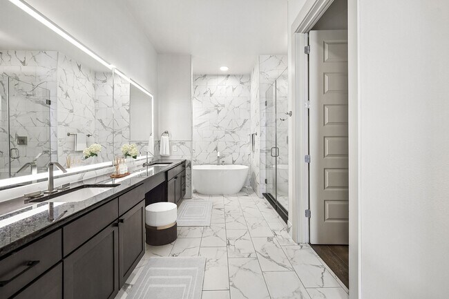 Baño del ático - Residences at the Grove