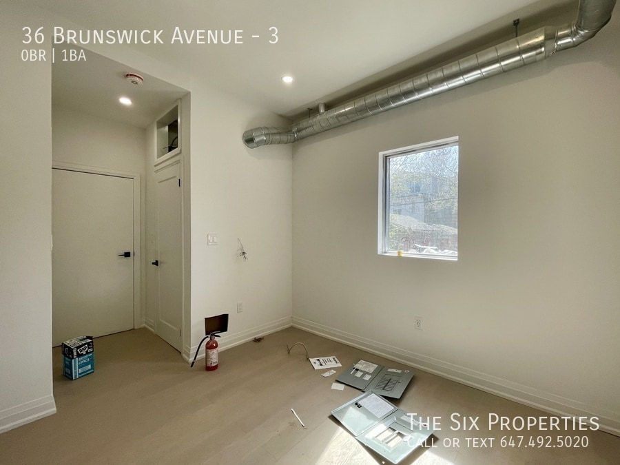 Building Photo - Brand New Bachelor Apartment in the Heart of Downtown