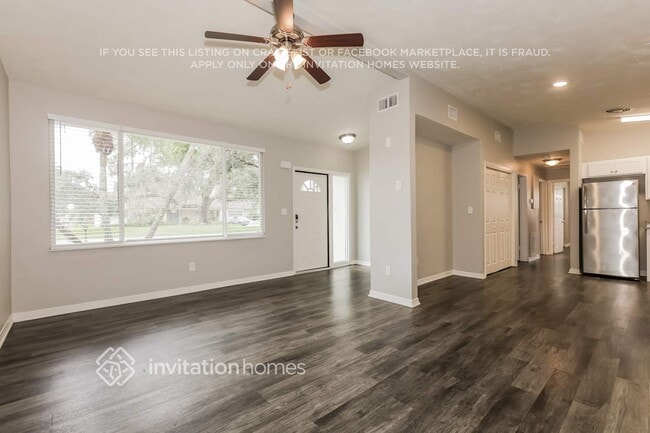 Building Photo - 813 E River Dr