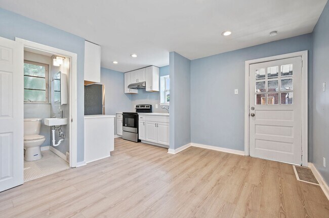 Building Photo - Adorable Renovated 1 Bed, 1 Bath Apartment with Integral Garage, Central AC - Available Now!