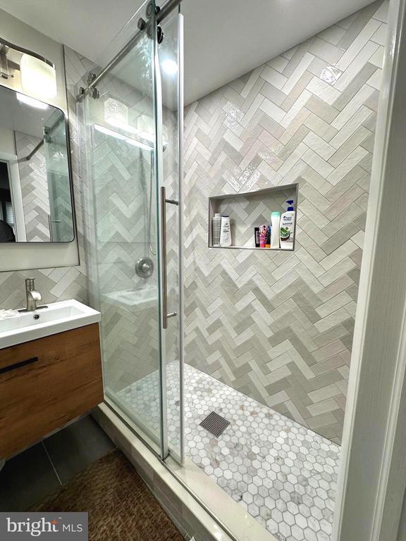 Foto del edificio - 8140 Drayton Ln