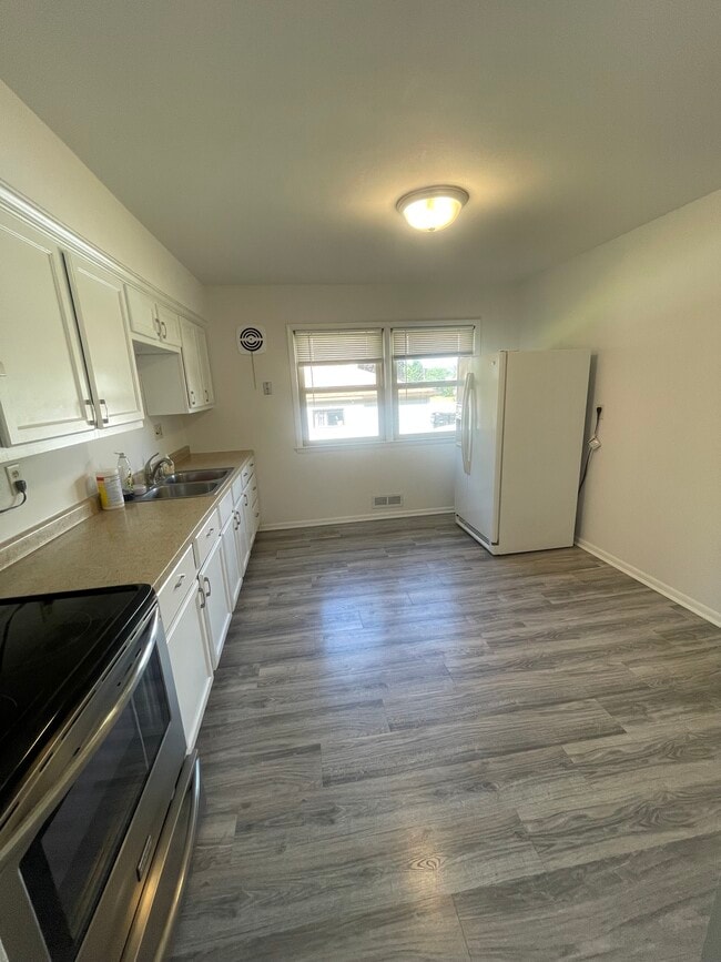 Building Photo - 6071 S Lake Dr