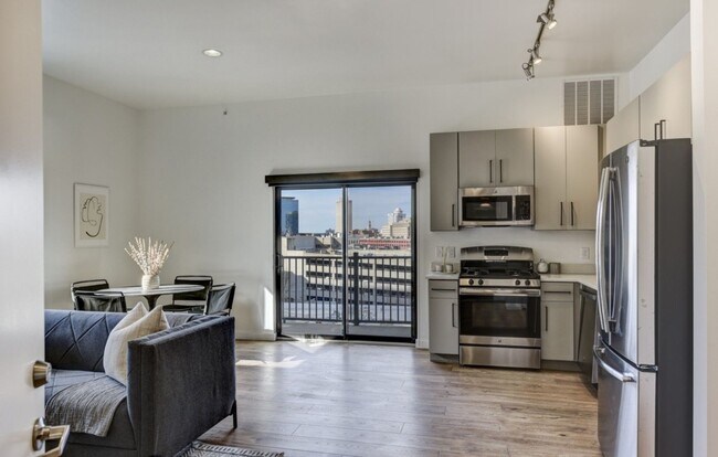 Foto del edificio - Sleek 1 Bedroom Condo walkable to all thin...