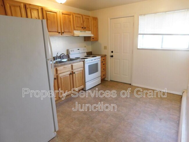 Building Photo - 2860 Elm Cir