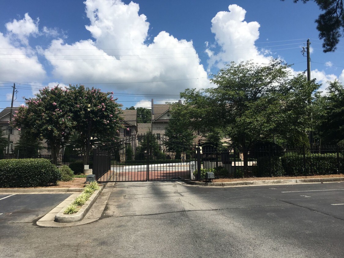 Foto principal - 3675 Peachtree Rd NE