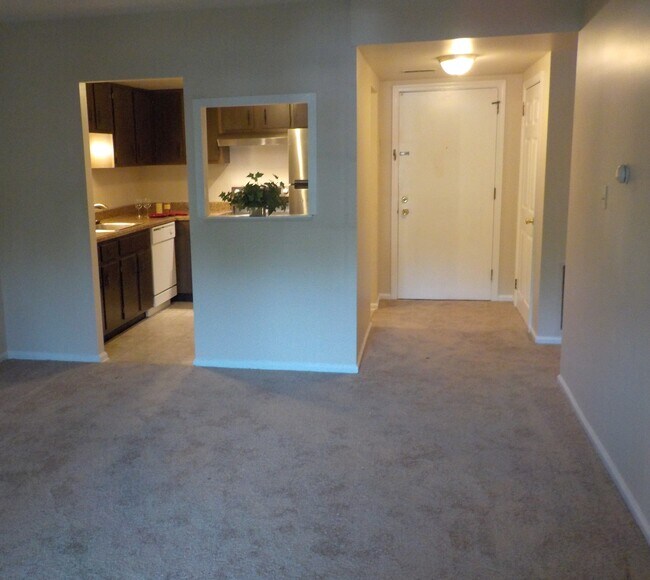 Vista del salón a la cocina - 2109 Cedar Run Dr