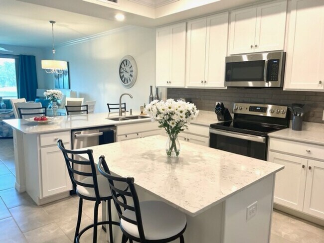 Building Photo - 2/2 MONTHLY RENTAL - GOLF/TENNIS CENTER - LAKEWOOD RANCH AVAILABLE FOR SPRING/ SUMMER!